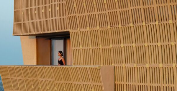 מעטפת של משרביות מודרניות מבטון, לבניין בהודו