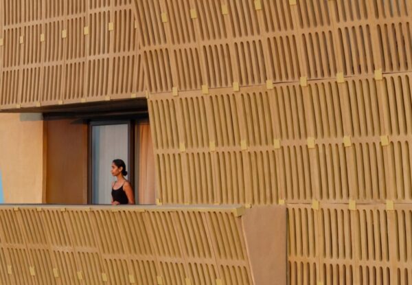 מעטפת של משרביות מודרניות מבטון, לבניין בהודו