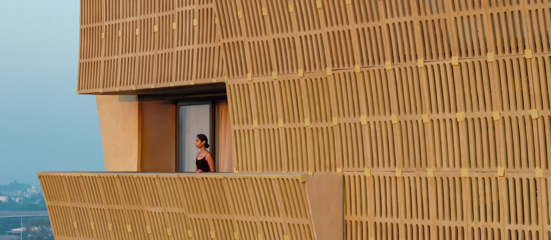 מעטפת של משרביות מודרניות מבטון, לבניין בהודו