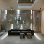 אסם האבן שהפך לבית מואר בלב האלפים השווייצריים