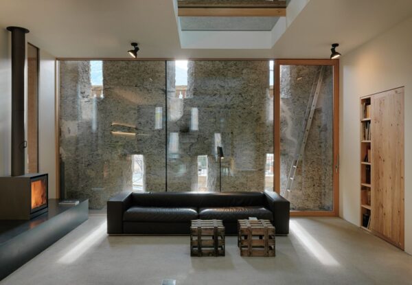 אסם האבן שהפך לבית מואר בלב האלפים השווייצריים