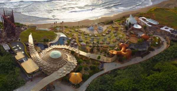 אדריכלות איקונית על מצוק בבאלי: Luna Beach Club Bali