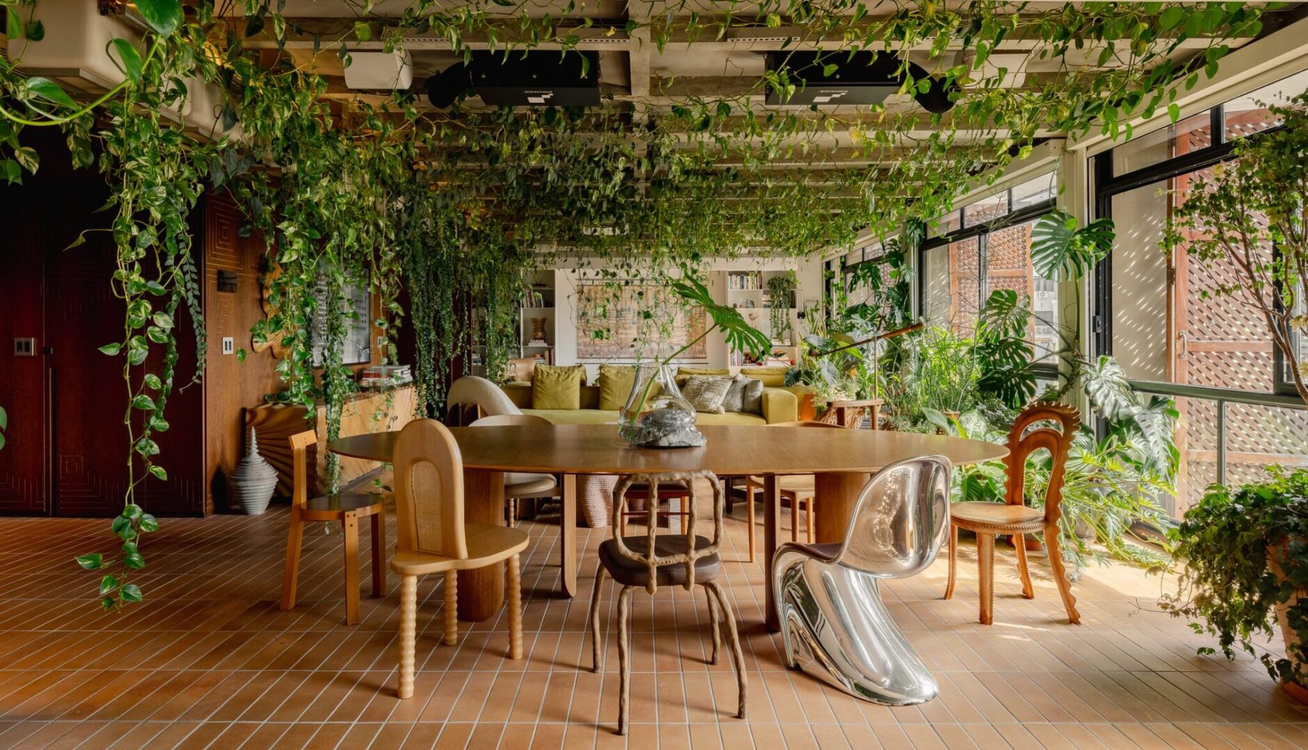 דירה ישנה נעטפה בצמחייה, ב־São Paulo