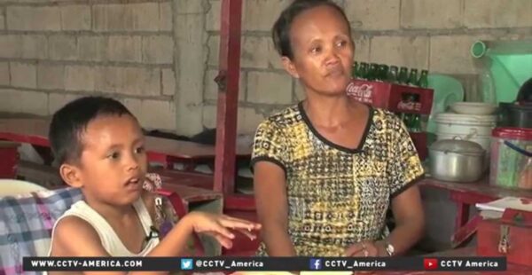 חסר בית בן 9 עשה את שיעורי הבית לאורה של מקדונלדס