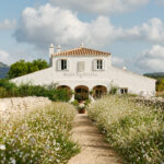 ריטריט אמנותי במנורקה: בין מסורת מקומית לעיצוב עכשווי