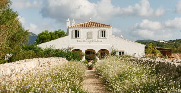 ריטריט אמנותי במנורקה: בין מסורת מקומית לעיצוב עכשווי