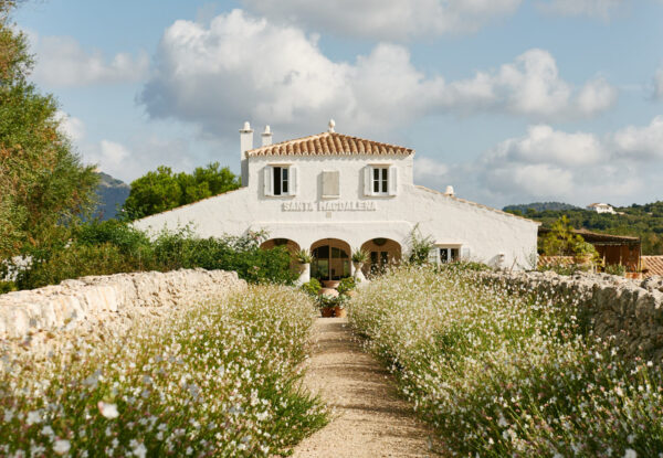 ריטריט אמנותי במנורקה: בין מסורת מקומית לעיצוב עכשווי