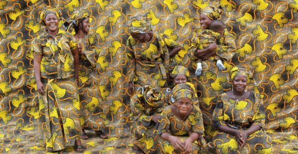 סיפורי בדים: זהות, שייכות והסוואה באפריקה