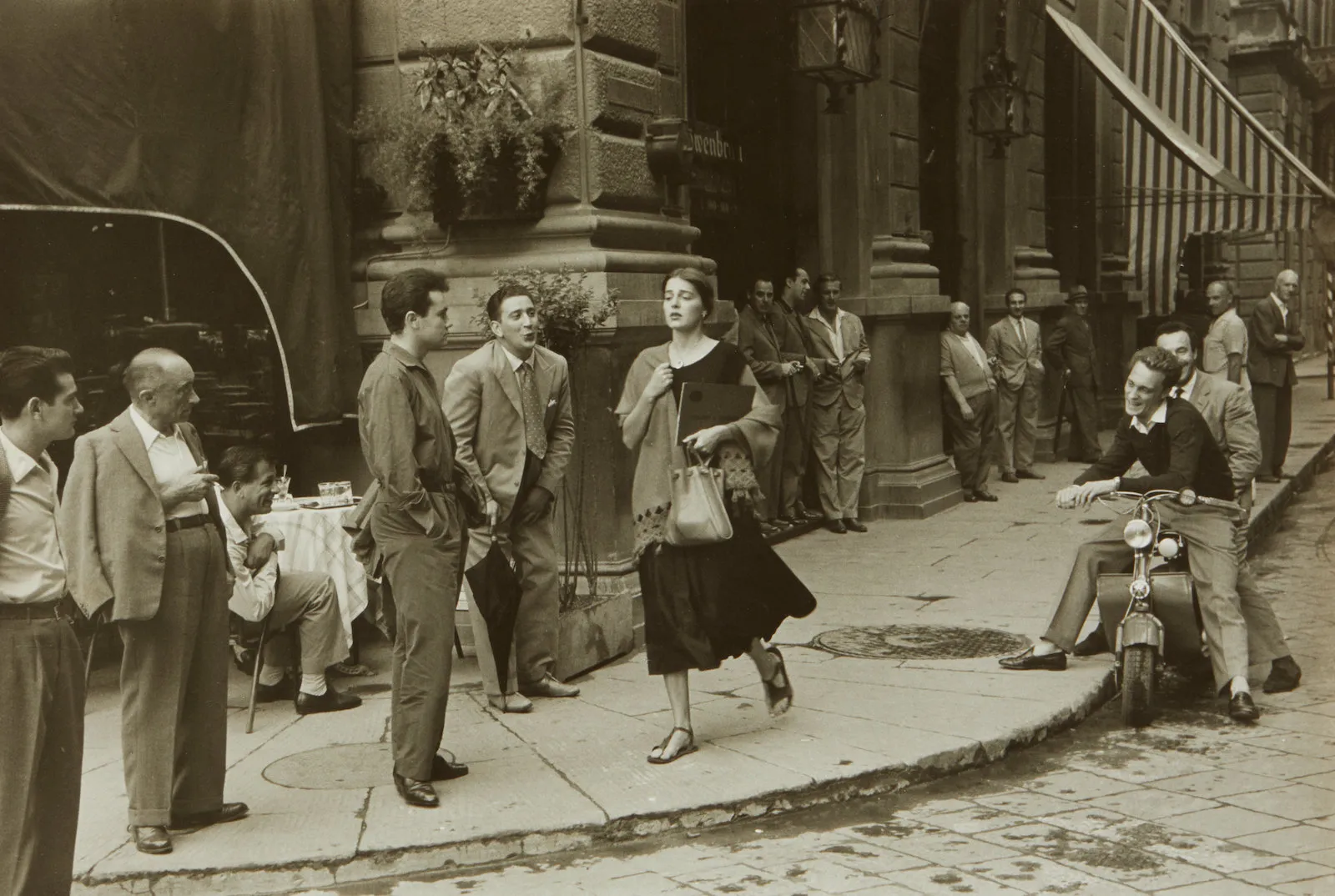 הסיפור האמיתי מאחורי הצילום האייקוני "אמריקאית באיטליה"