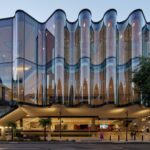 מעטפת זכוכית גלית בתיאטרון החדש שעיצבו Snøhetta