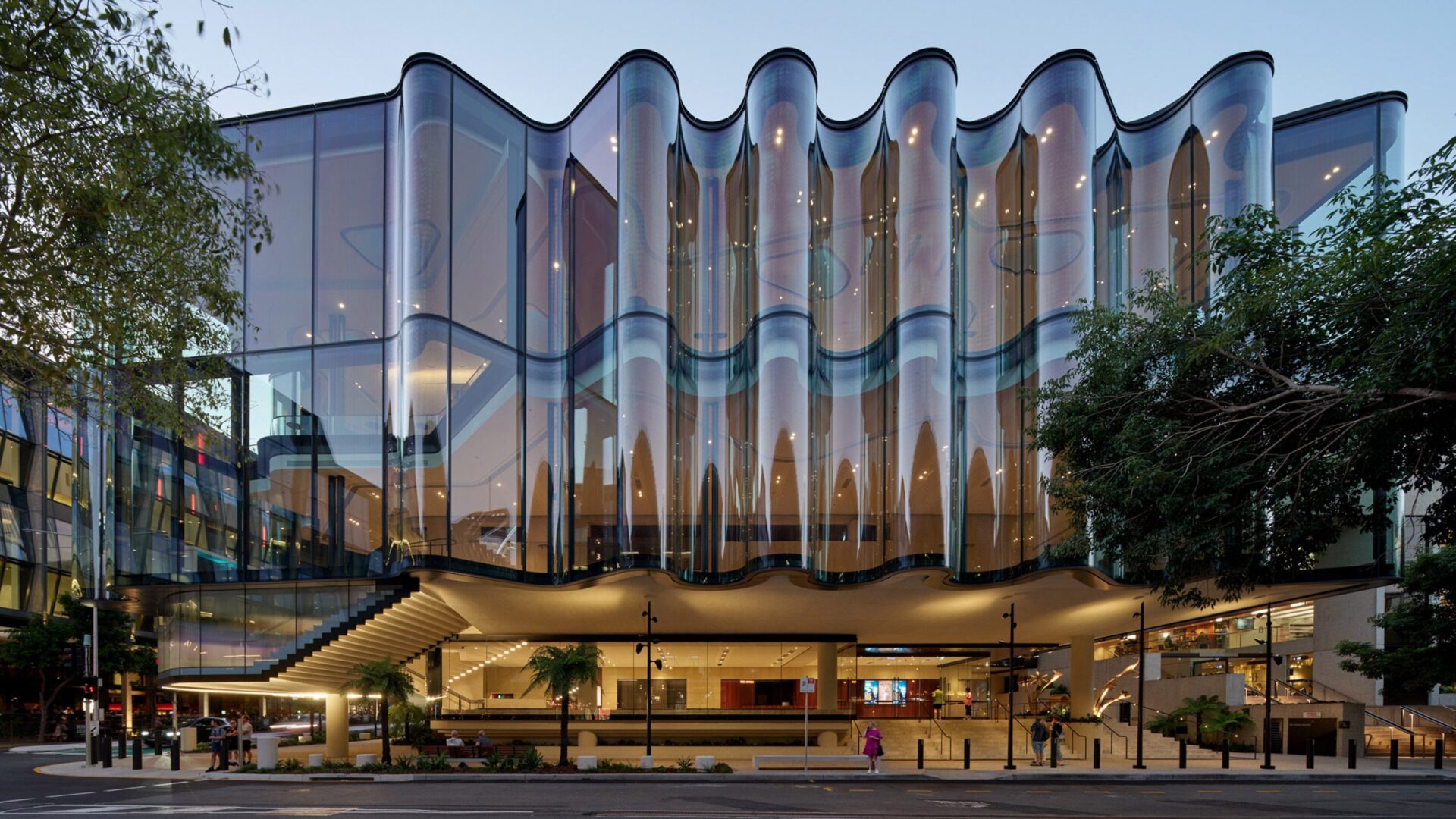 מעטפת זכוכית גלית בתיאטרון החדש שעיצבו Snøhetta