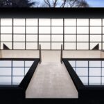 למכירה הבית עטור הפרסים: ברוטליסט עטוף במים והשתקפויות