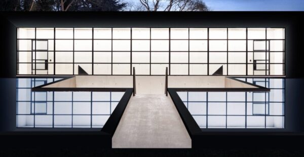 למכירה הבית עטור הפרסים: ברוטליסט עטוף במים והשתקפויות