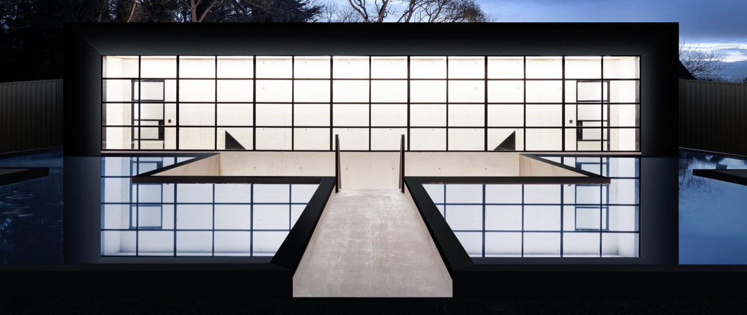 למכירה הבית עטור הפרסים: ברוטליסט עטוף במים והשתקפויות