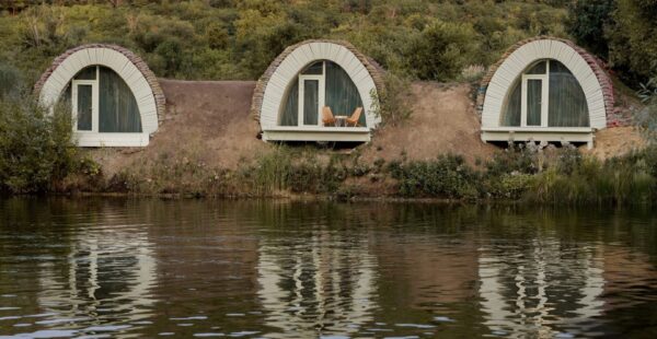 בין אגדה למציאות: איך זה לגור בבית הוביט שקוע בנוף