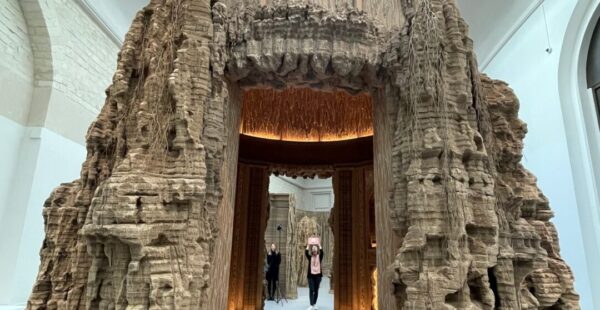 האמנית Eva Jospin הופכת קרטון לארמונות עתיקים