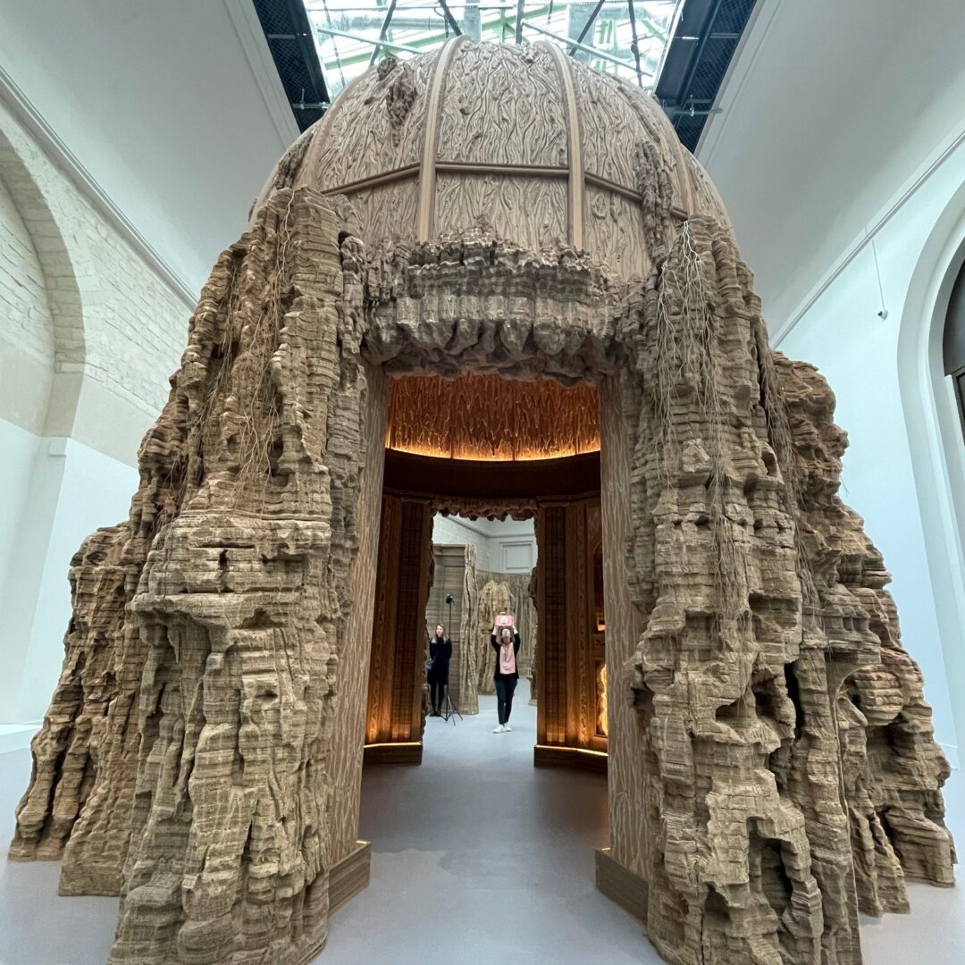 האמנית Eva Jospin הופכת קרטון לארמונות עתיקים