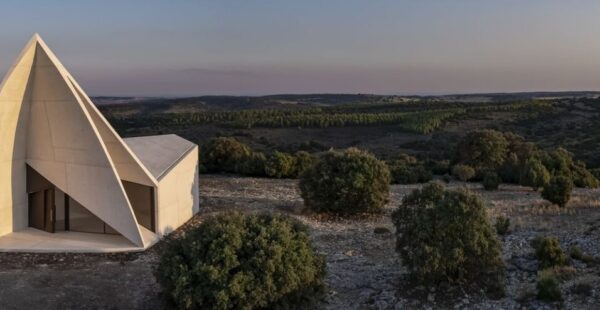 קפלת בטון פיסולית בלב הנוף ההררי של ספרד