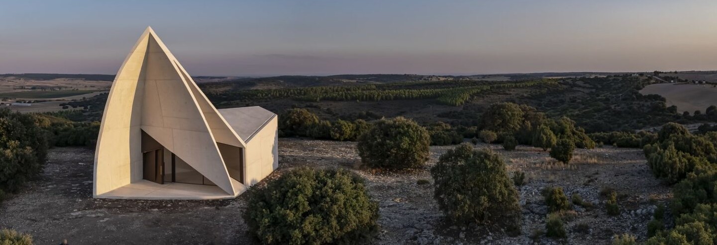 קפלת בטון פיסולית בלב הנוף ההררי של ספרד