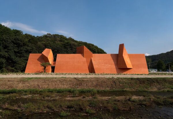 ביערות דרום קוריאה מסתתר בית קפה שנראה כמו מ"משחקי הכס"