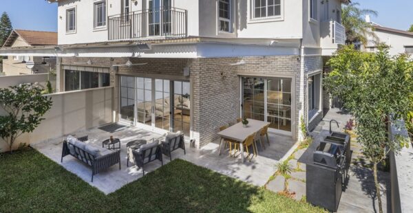 בית בפתח תקוה שמחבר בין טבע לאלגנטיות