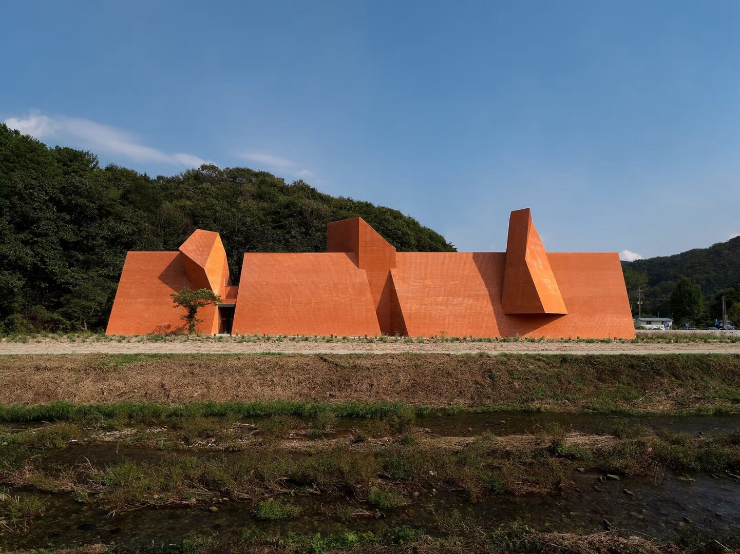 ביערות דרום קוריאה מסתתר בית קפה שנראה כמו מ"משחקי הכס"