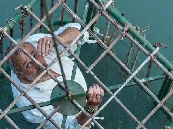 העיירה באיטליה שבה מכניסים פוליטיקאים לנהר כעונש