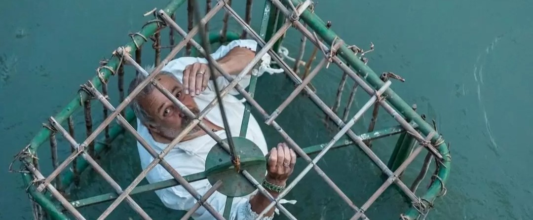 העיירה באיטליה שבה מכניסים פוליטיקאים לנהר כעונש