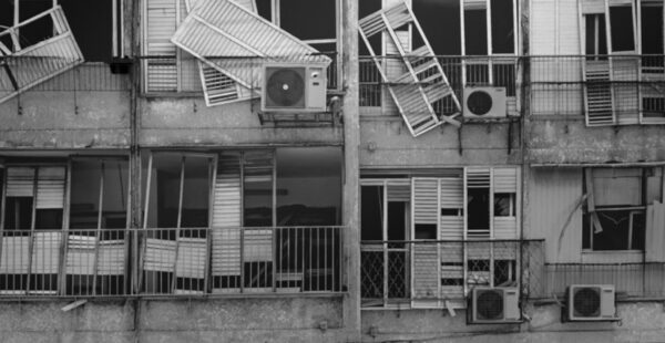 בין היעדר לנוכחות: יובל שיבולי מתעד מבנים פצועים ממתקפת הטילים