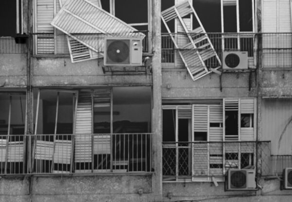 בין היעדר לנוכחות: יובל שיבולי מתעד מבנים פצועים ממתקפת הטילים