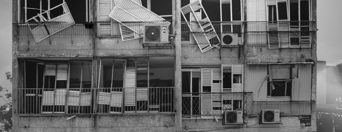 בין היעדר לנוכחות: יובל שיבולי מתעד מבנים פצועים ממתקפת הטילים