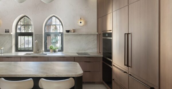 בין האבן הירושלמית למודרניזם נקי