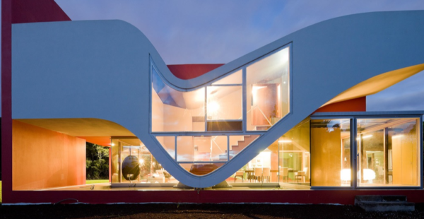 בית "מעוף הציפורים": אדריכלות אורגנית מול רוחות האוקיינוס