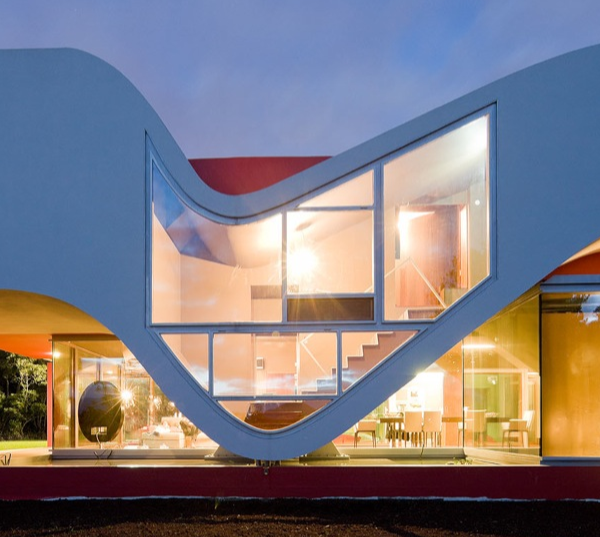 בית "מעוף הציפורים": אדריכלות אורגנית מול רוחות האוקיינוס