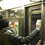 תושבים בניו יורק התאחדו כדי למחוק גרפיטי אנטישמי ברכבת התחתית