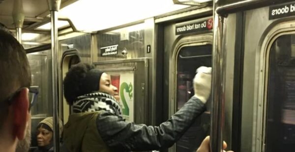 תושבים בניו יורק התאחדו כדי למחוק גרפיטי אנטישמי ברכבת התחתית