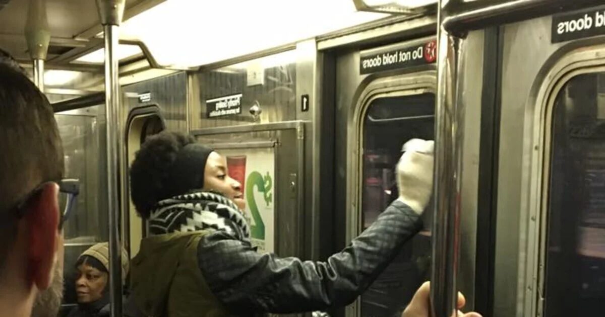 תושבים בניו יורק התאחדו כדי למחוק גרפיטי אנטישמי ברכבת התחתית