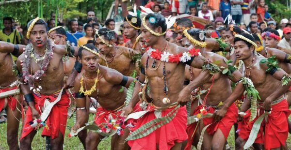 חופש מיני, תשלום בבטטות וקריקט: אי האהבה באוקיינוס השקט
