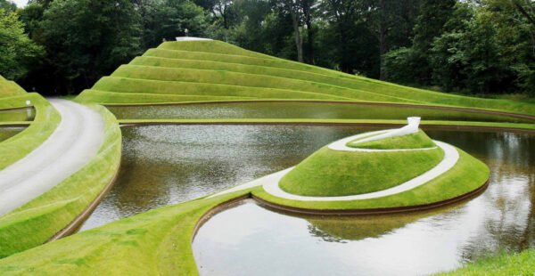 כשהמדע הופך לנוף: גן שמתרגם רעיונות לחוויה