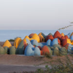 האי הורמוז: בין נקודת חנק עולמית לניסוי חברתי־אדריכלי