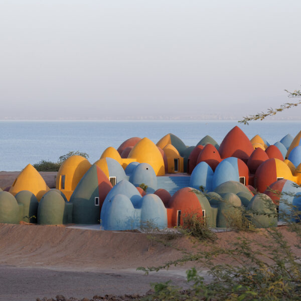 האי הורמוז: בין נקודת חנק עולמית לניסוי חברתי־אדריכלי