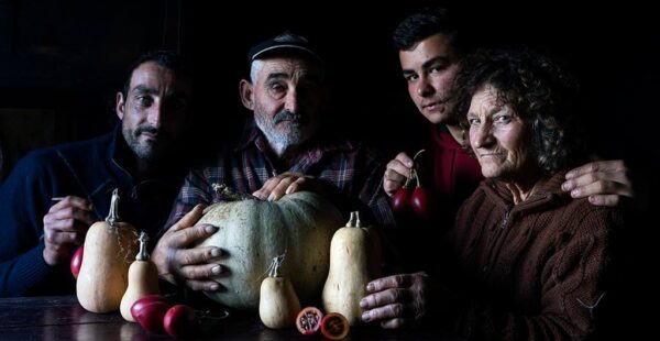 כמו ציורים חיים: דיוקנאות כפריים שמגלים את היופי שבפשטות