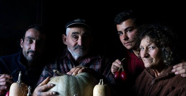 כמו ציורים חיים: דיוקנאות כפריים שמגלים את היופי שבפשטות