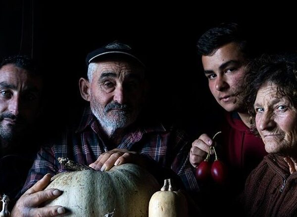 כמו ציורים חיים: דיוקנאות כפריים שמגלים את היופי שבפשטות