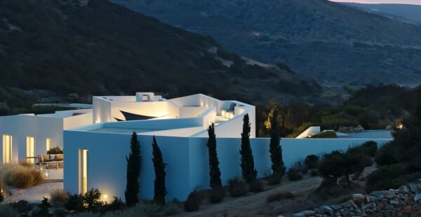 באי היווני Paros האדריכלות היא חלק מהנוף