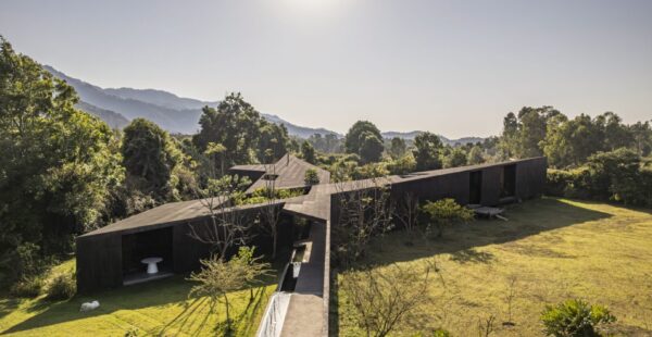 Casa Mavra: בטון שחור ונוף במקסיקו