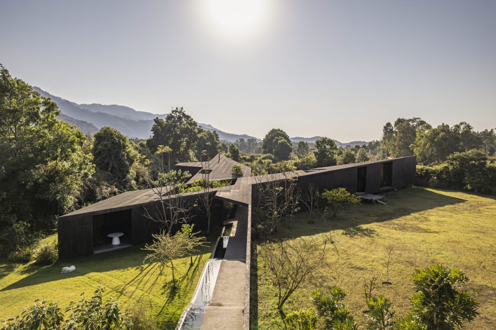 Casa Mavra: בטון שחור ונוף במקסיקו