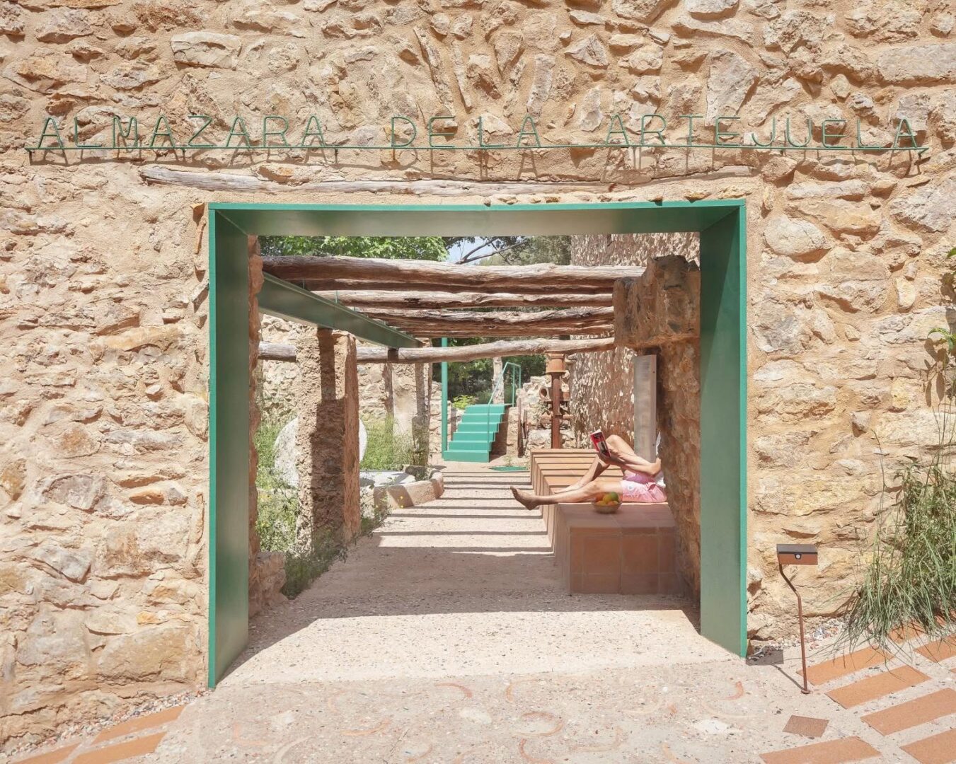 שיקום עדין בלב הנוף: פרויקט ההתחדשות של La Artejuela בספרד