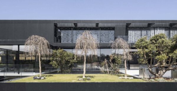 שחור הוא יפה? הבית השחור על הצוק בארסוף