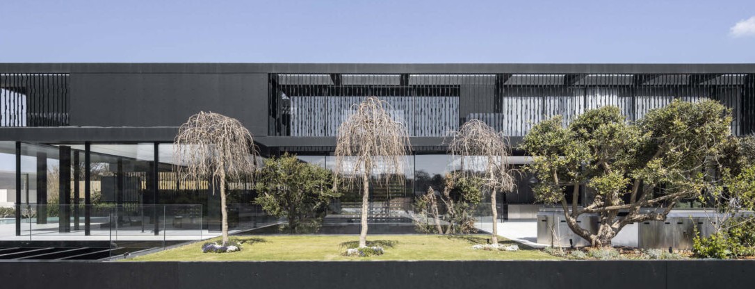 שחור הוא יפה? הבית השחור על הצוק בארסוף